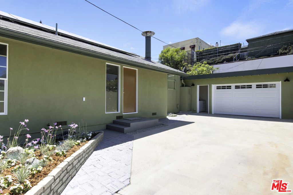 1561 Carmona Avenue Property Photo 48