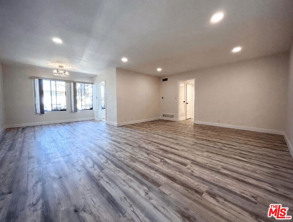 439 S Oakhurst Drive Property Photo 3