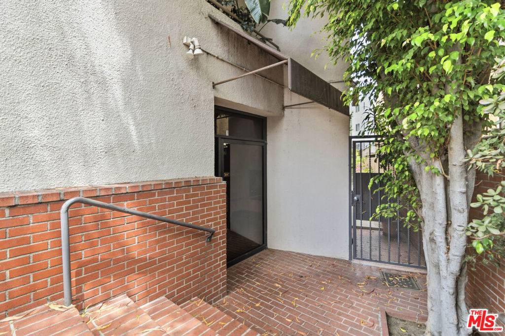 500 S Barrington Avenue 2 Property Photo 2