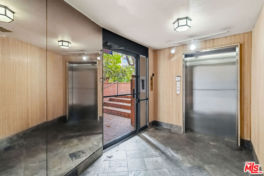 500 S Barrington Avenue 2 Property Photo 3