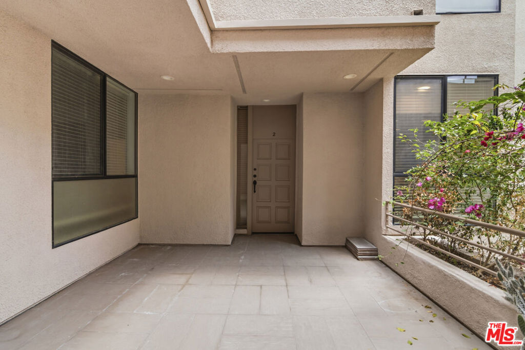 500 S Barrington Avenue 2 Property Photo 4