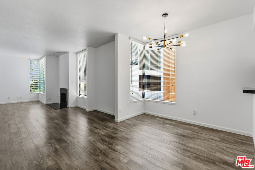 500 S Barrington Avenue 2 Property Photo 6