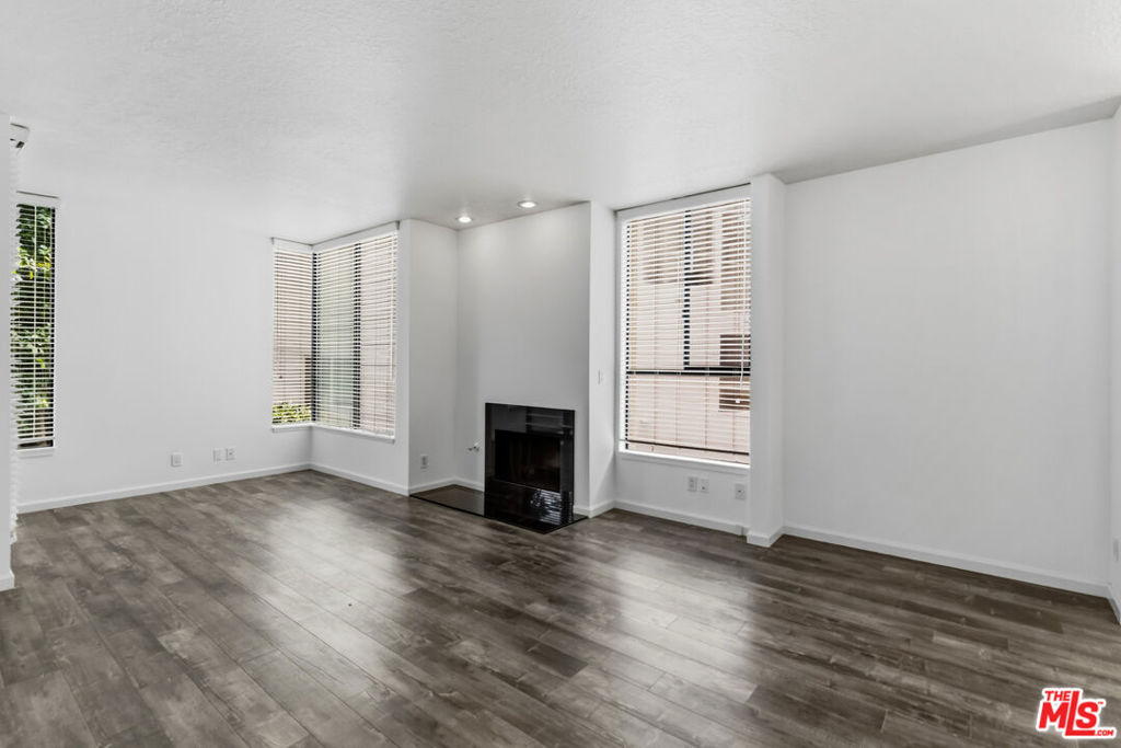 500 S Barrington Avenue 2 Property Photo 7