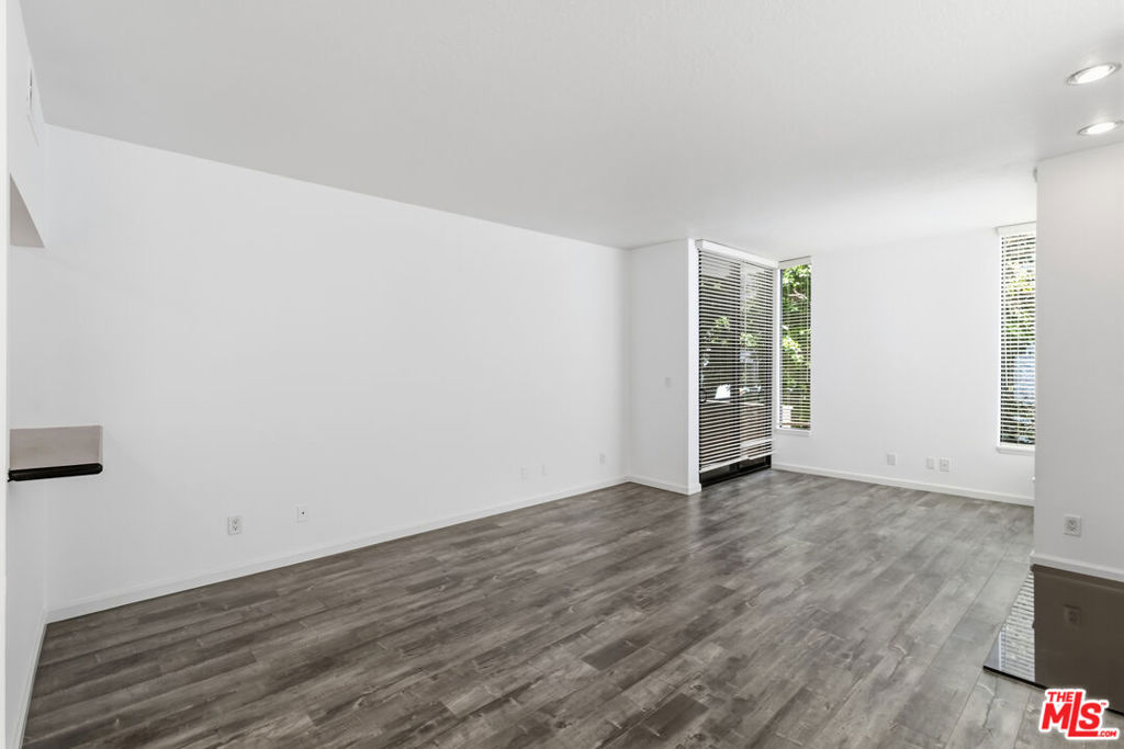 500 S Barrington Avenue 2 Property Photo 8