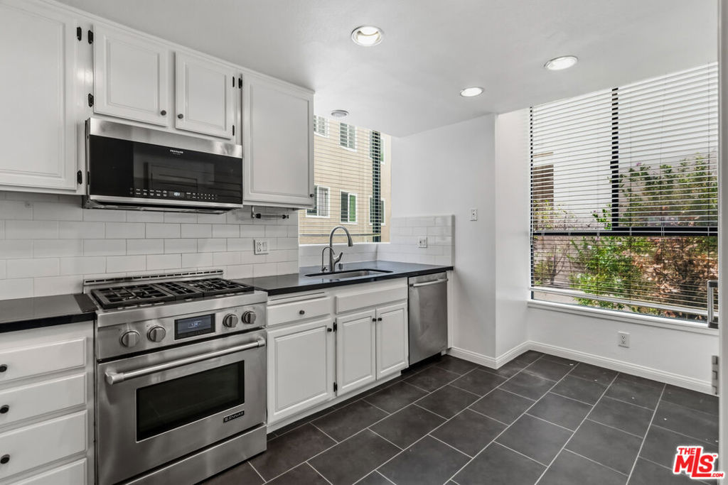 500 S Barrington Avenue 2 Property Photo 11