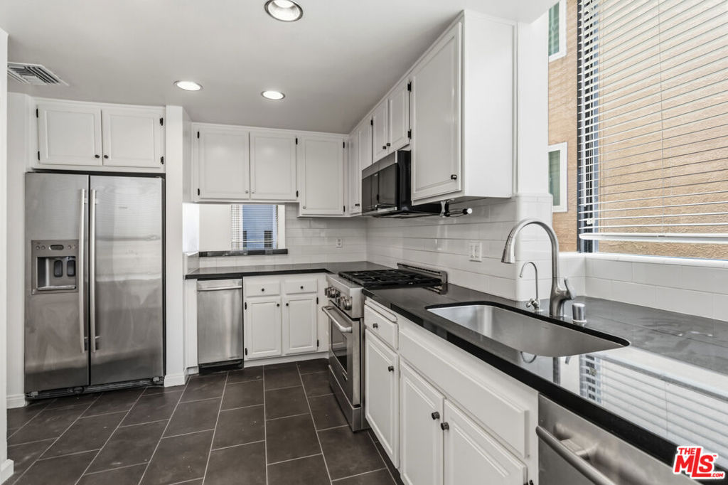 500 S Barrington Avenue 2 Property Photo 12
