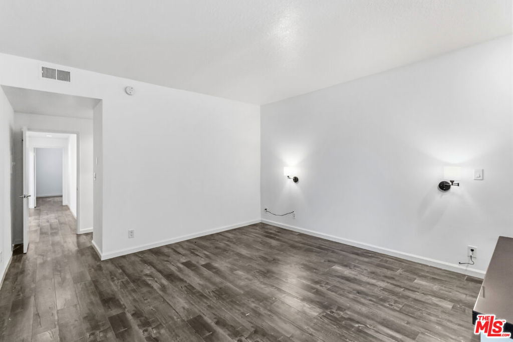 500 S Barrington Avenue 2 Property Photo 17