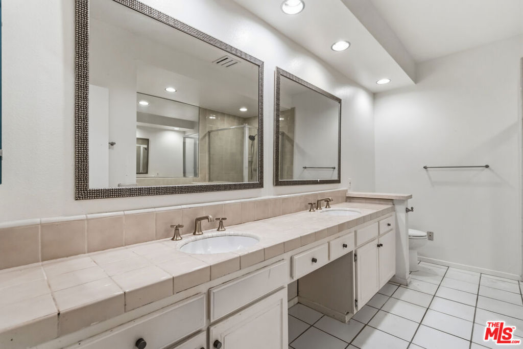 500 S Barrington Avenue 2 Property Photo 18