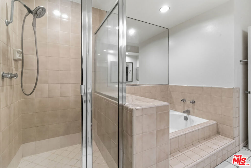 500 S Barrington Avenue 2 Property Photo 20