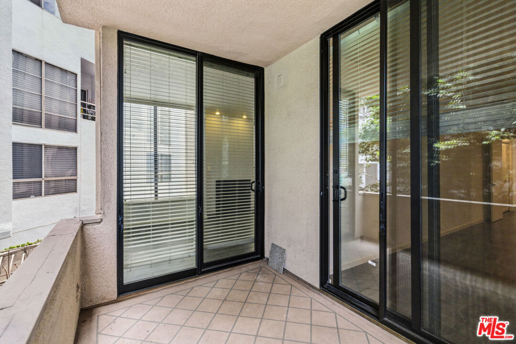 500 S Barrington Avenue 2 Property Photo 21