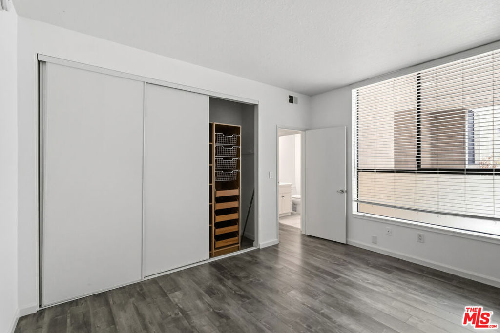 500 S Barrington Avenue 2 Property Photo 22