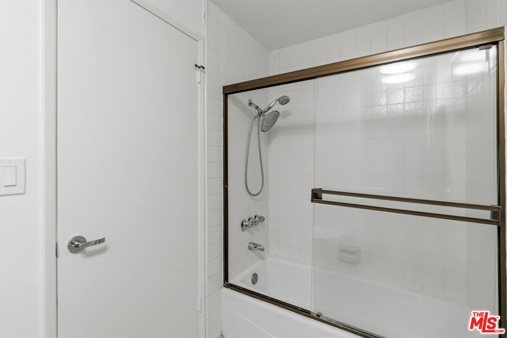500 S Barrington Avenue 2 Property Photo 25