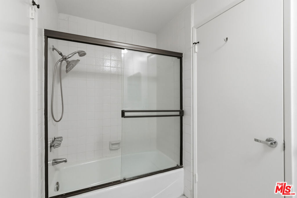 500 S Barrington Avenue 2 Property Photo 26