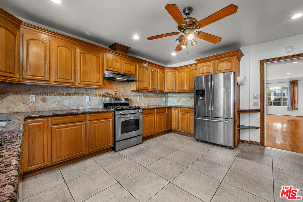 922 S Bundy Drive Property Photo 10