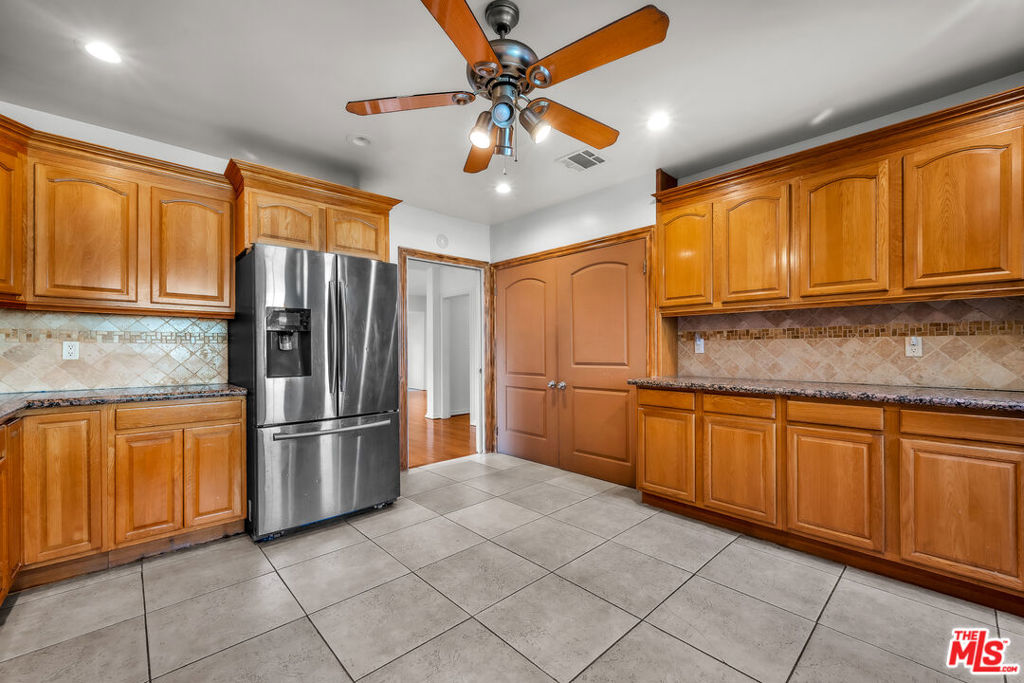 922 S Bundy Drive Property Photo 11
