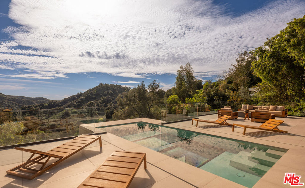 12752 Mulholland Drive Property Photo 19