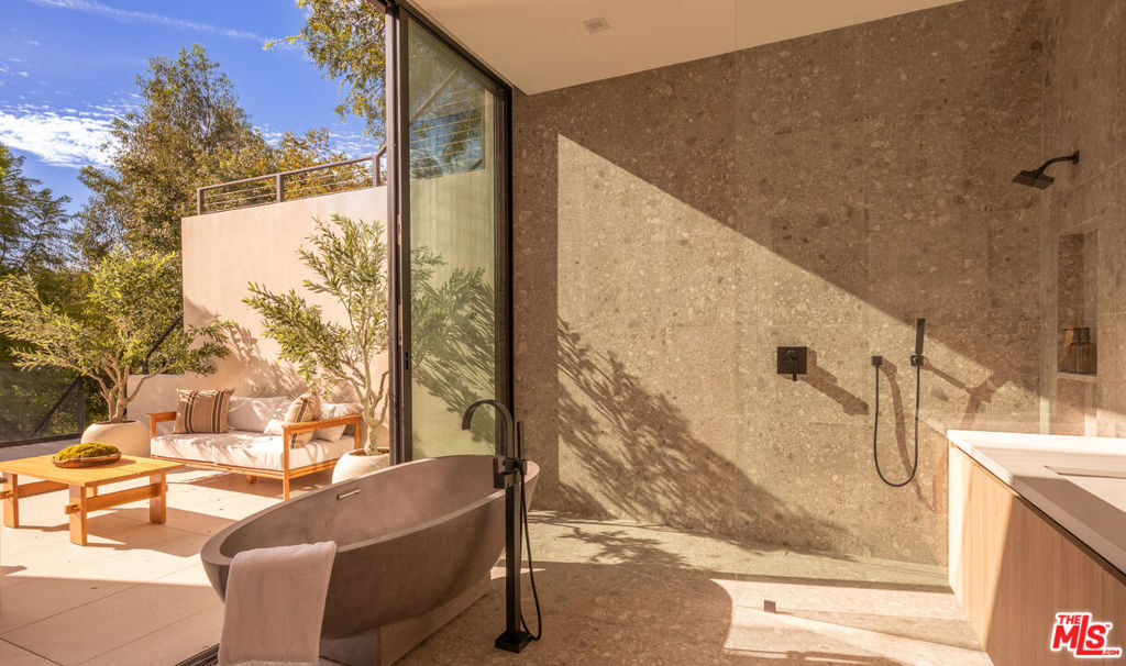 12752 Mulholland Drive Property Photo 35