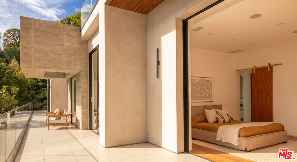 12752 Mulholland Drive Property Photo 41