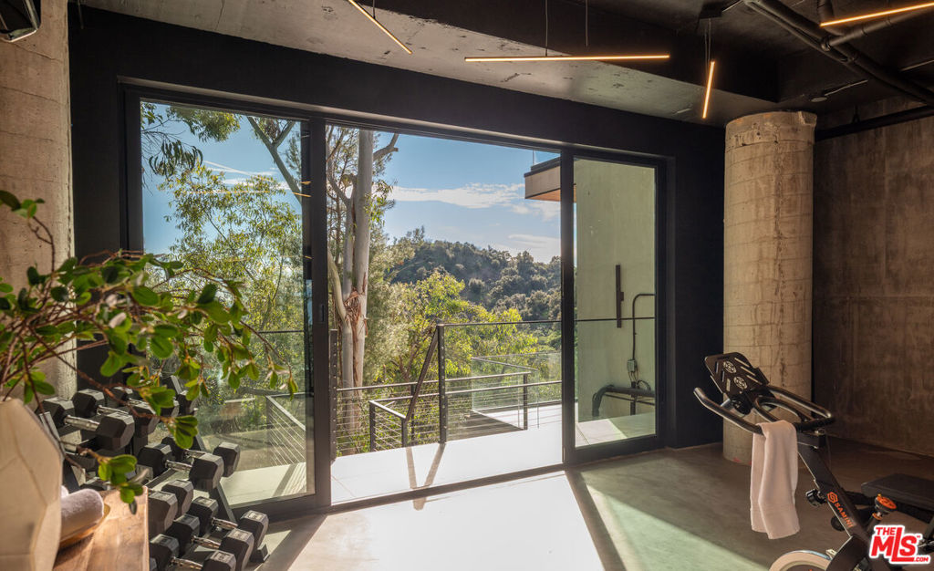 12752 Mulholland Drive Property Photo 45