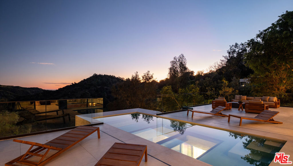 12752 Mulholland Drive Property Photo 47