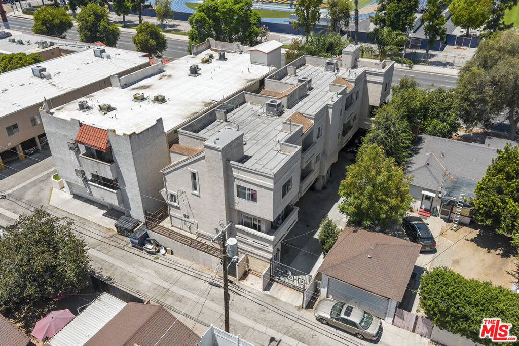 6440 Balboa Boulevard Property Photo 3