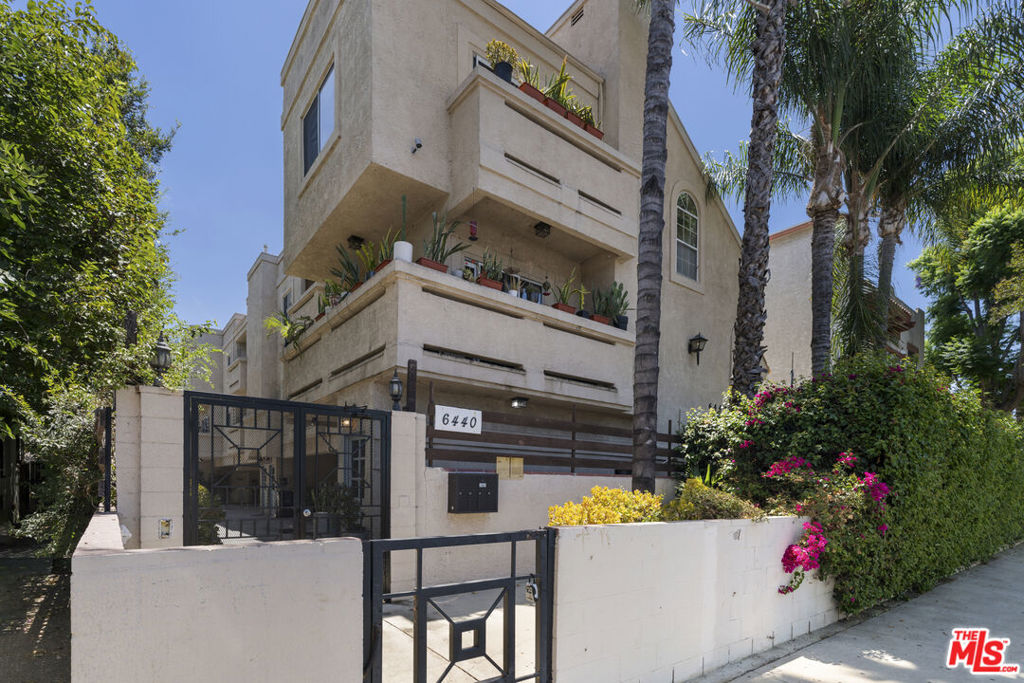 6440 Balboa Boulevard Property Photo 4