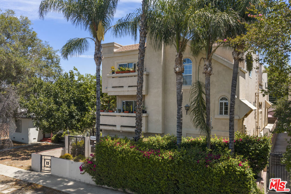 6440 Balboa Boulevard Property Photo 8