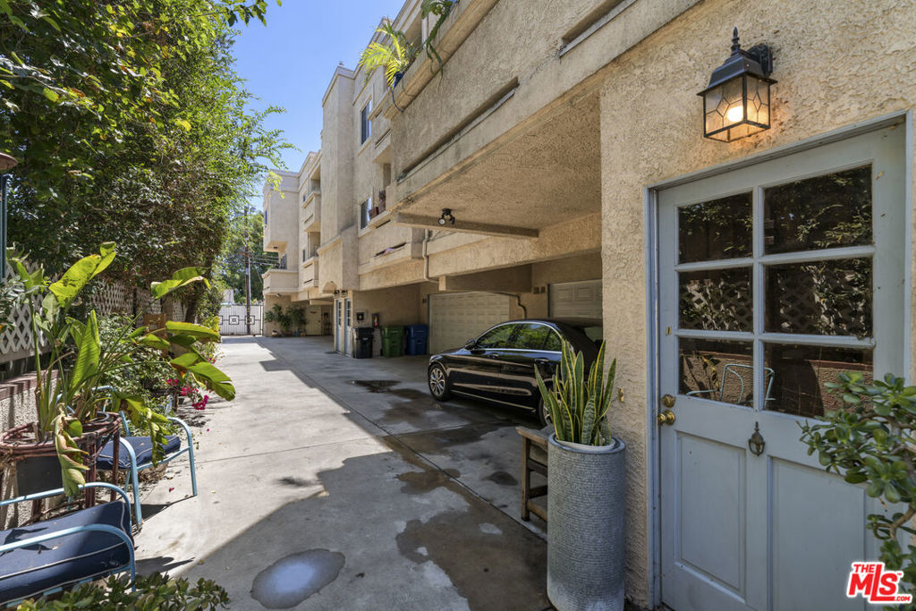 6440 Balboa Boulevard Property Photo 11