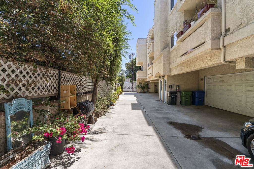 6440 Balboa Boulevard Property Photo 12