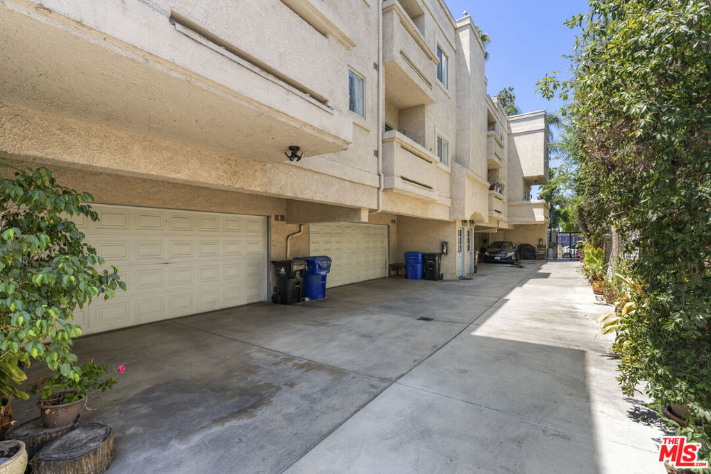 6440 Balboa Boulevard Property Photo 14