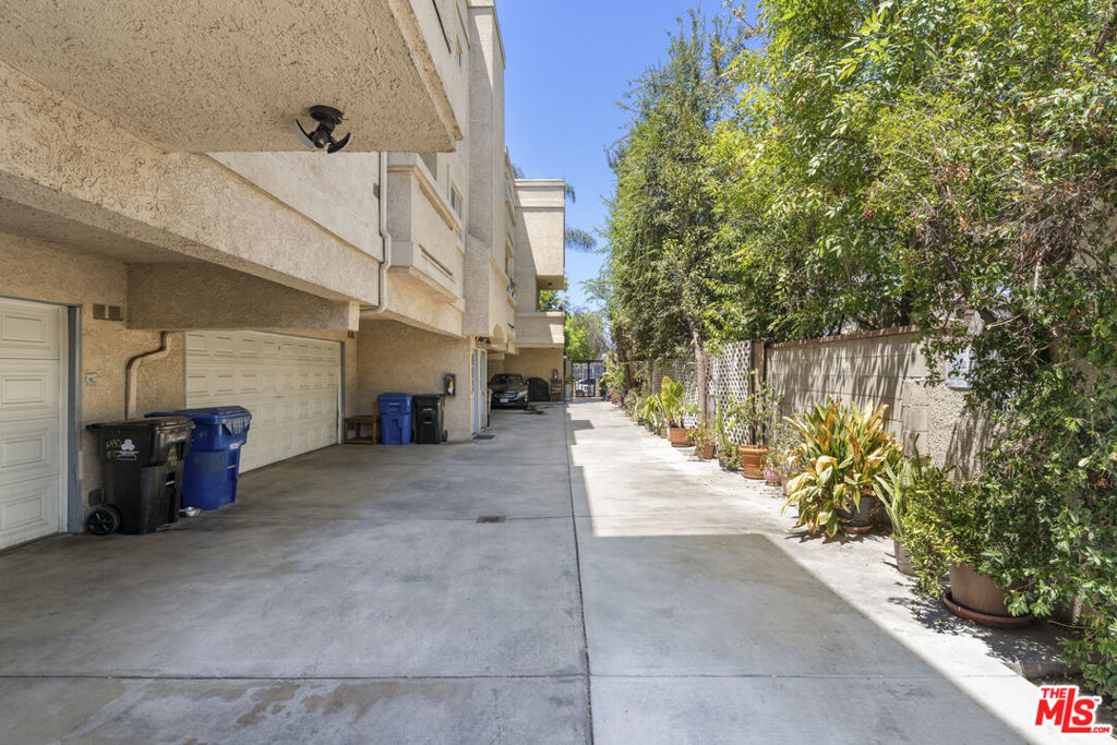 6440 Balboa Boulevard Property Photo 15