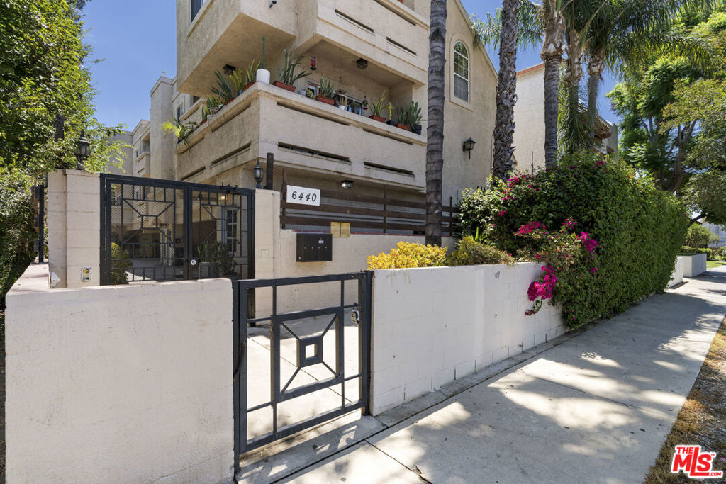 6440 Balboa Boulevard Property Photo 17