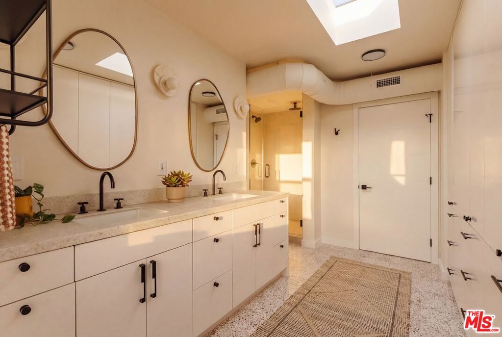 8550 Ridpath Drive Property Photo 10