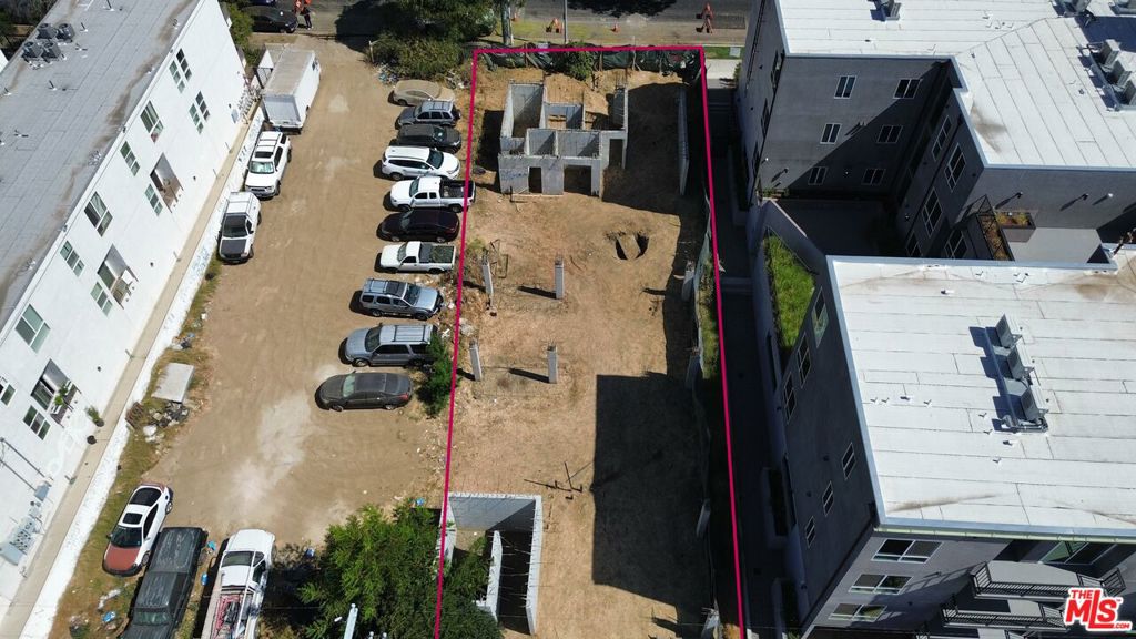 14822 Delano Street Property Photo 5