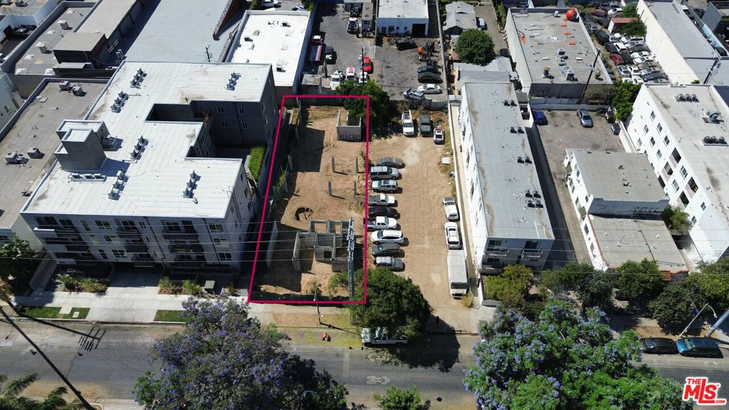 14822 Delano Street Property Photo 8