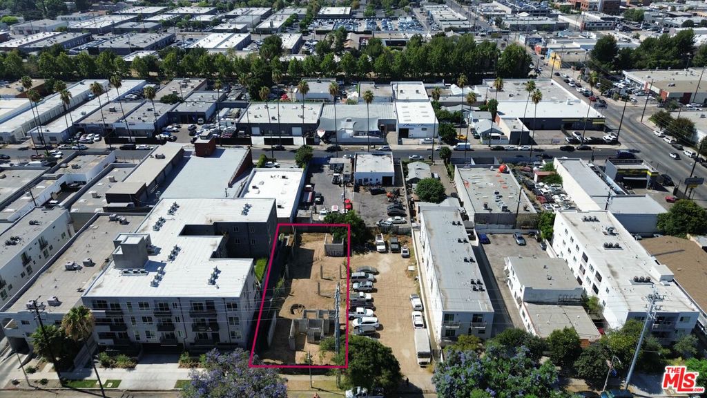 14822 Delano Street Property Photo 9