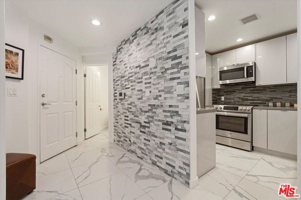 1160 Granville Avenue 108 Property Photo 5