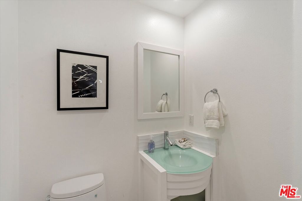 1160 Granville Avenue 108 Property Photo 6