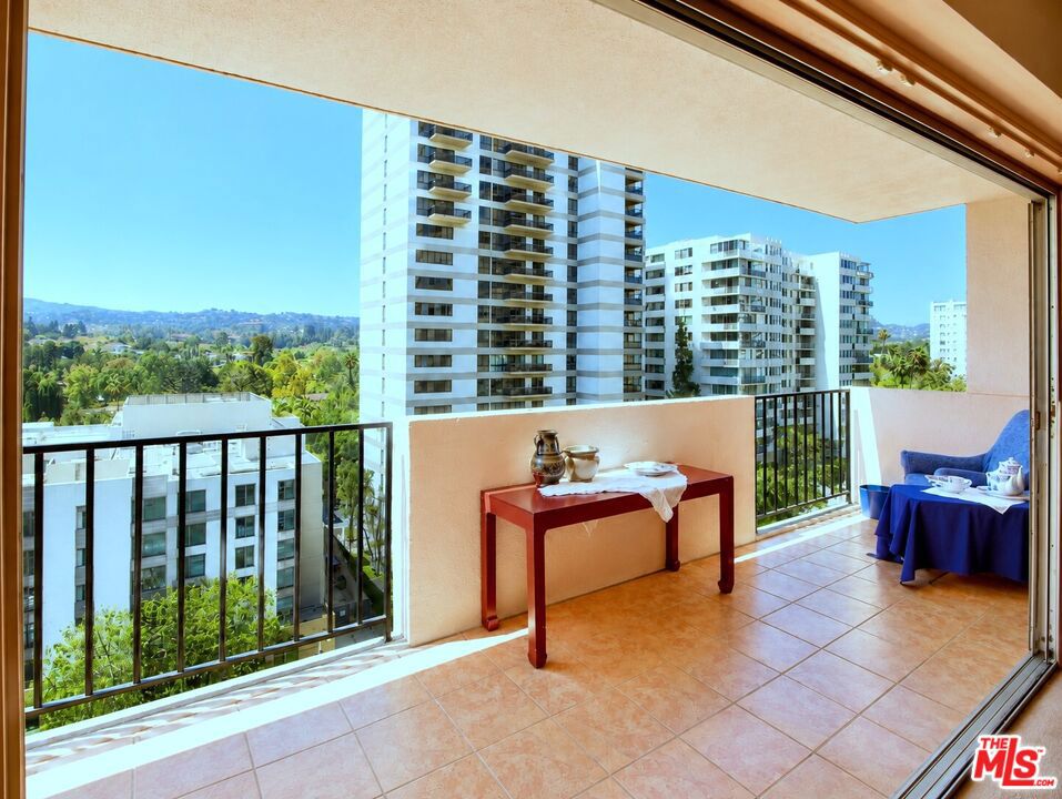10450 Wilshire Boulevard 10j Property Photo 3