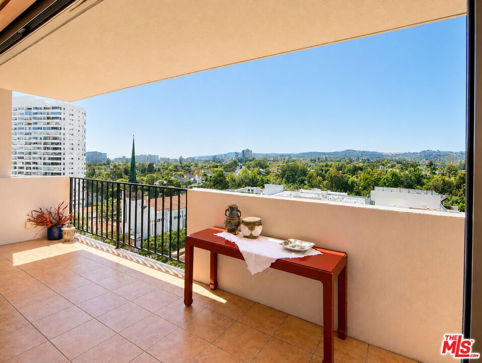 10450 Wilshire Boulevard 10j Property Photo 4