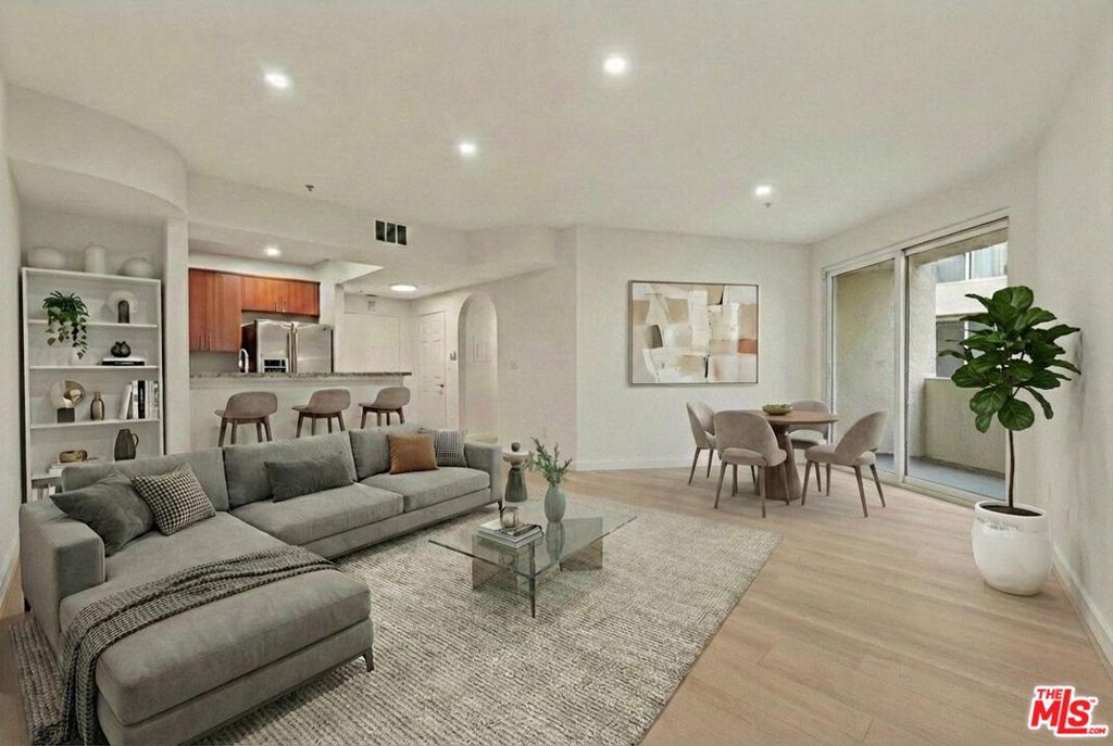 620 S Gramercy Place 122 Property Photo 1