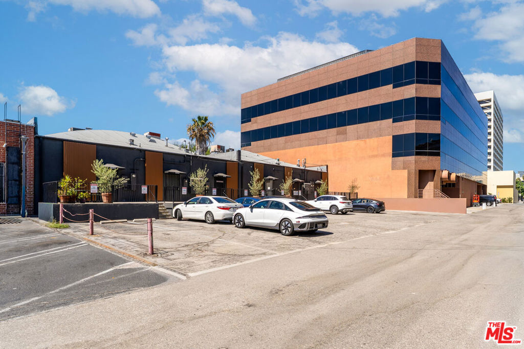 15143 Ventura Boulevard Property Photo 11