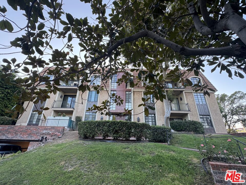 801 S Plymouth Boulevard 302 Property Photo 1