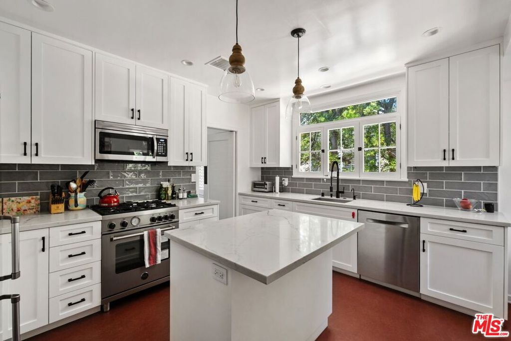 202 N Gower Street Property Photo 9