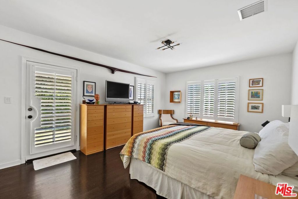 202 N Gower Street Property Photo 11