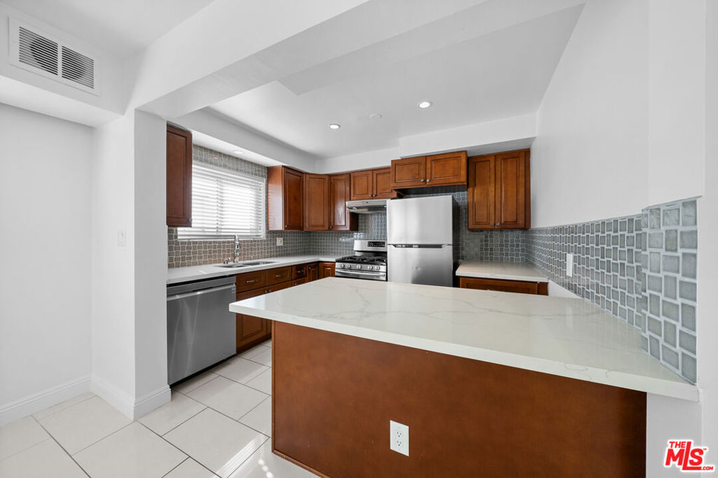 148 S Reeves Drive 4 Property Photo 4