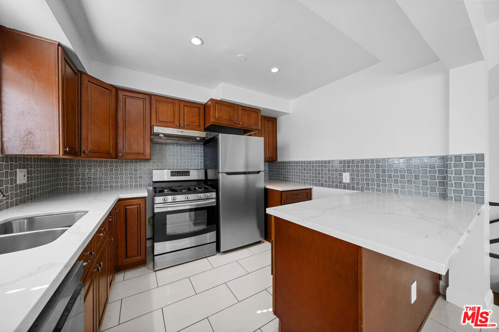148 S Reeves Drive 4 Property Photo 5