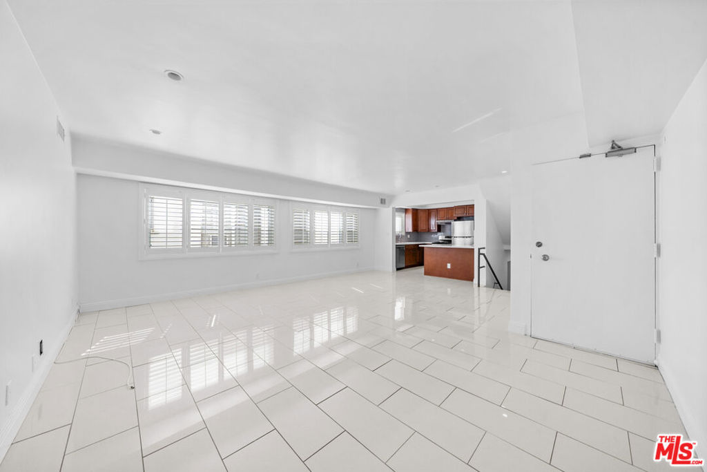148 S Reeves Drive 4 Property Photo 7