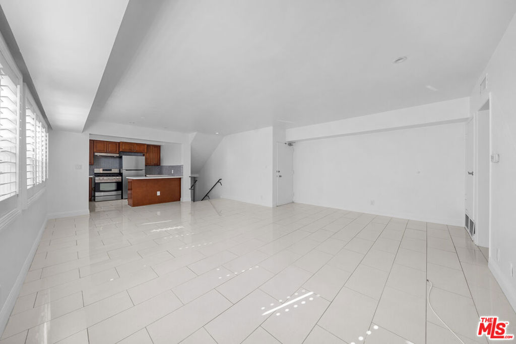 148 S Reeves Drive 4 Property Photo 8