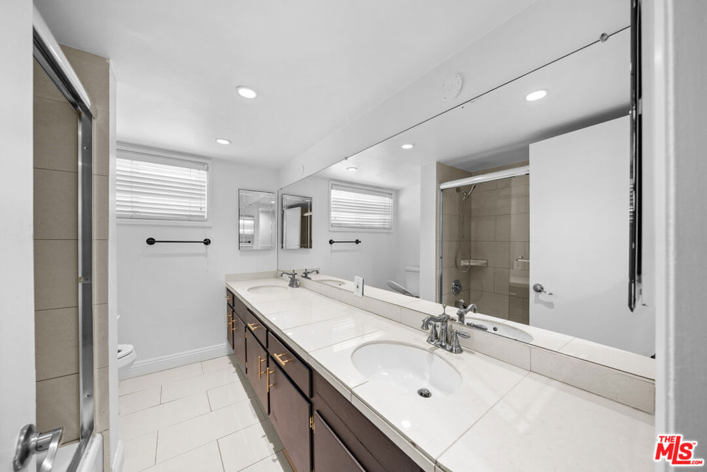 148 S Reeves Drive 4 Property Photo 10